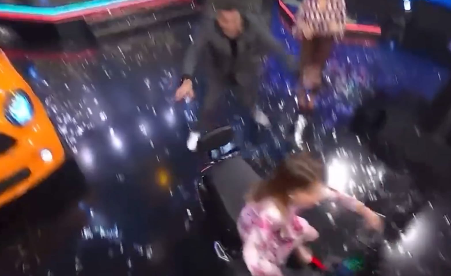 Niña arranca moto durante programa en vivo