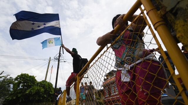 Hondureños en frontera de Guatemala