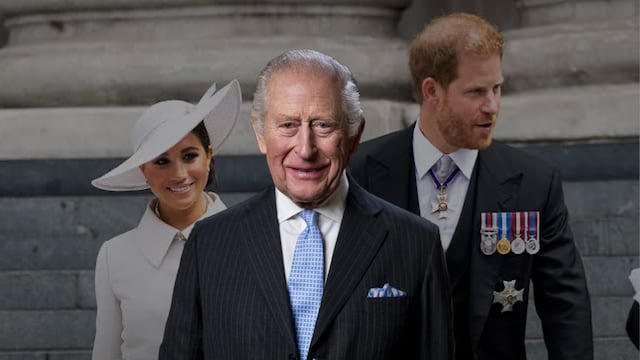 Rey Carlos confirma que Harry y Meghan seguirán sin funciones oficiales en la familia real