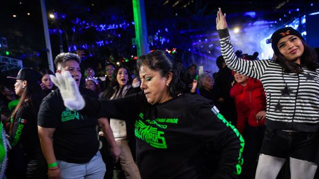 Personas disfrutan del concierto de Polymarch para recibir el 2025