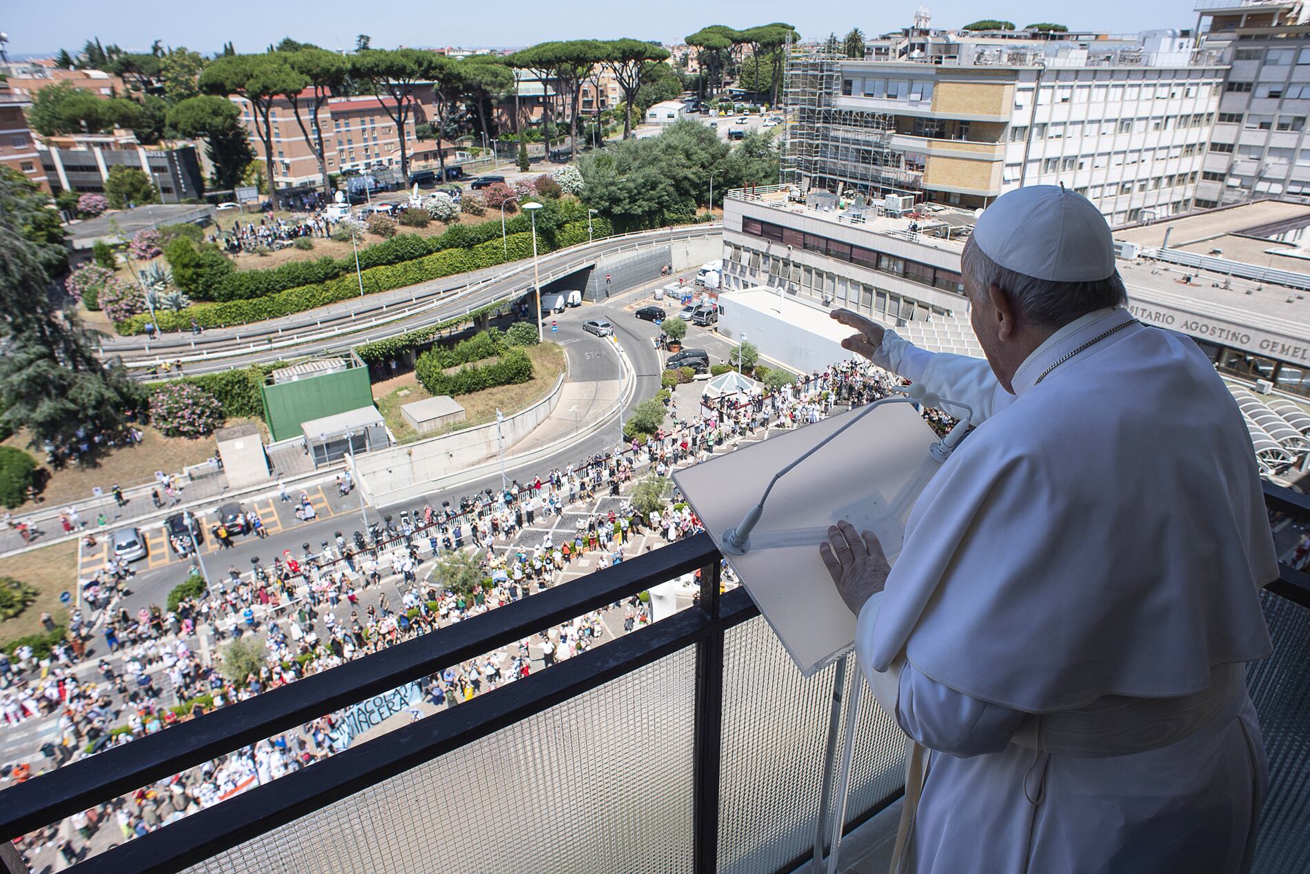 El papa Francisco reza desde el balcón del hospital