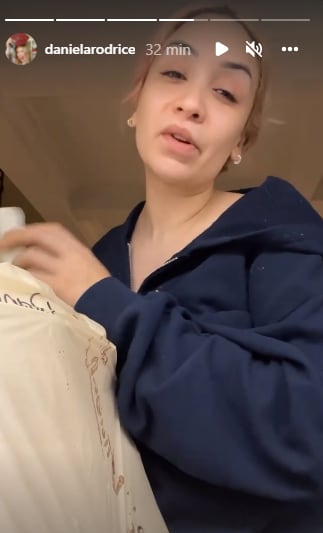 Daniela Rodrice recibe regalo de un seguidor en su casa.