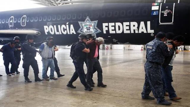 Los 4 líderes de la Sección 22 detenidos en Oaxaca podrían pasar entre 3 y 40 años en prisión pues se les acusa de toma violenta de instalaciones de Pemex y vandalismo contra una zona militar.