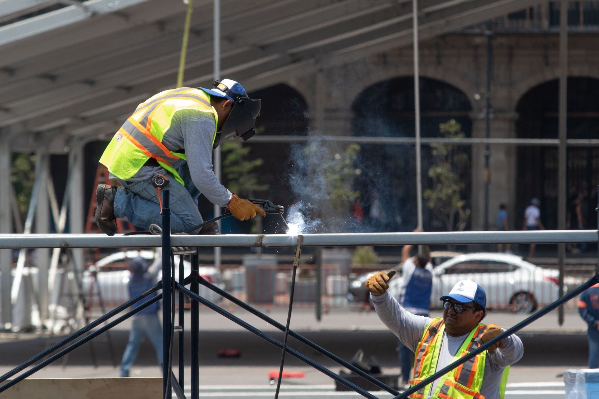 Soldadores trabajan en el Zócalo de la CDMX