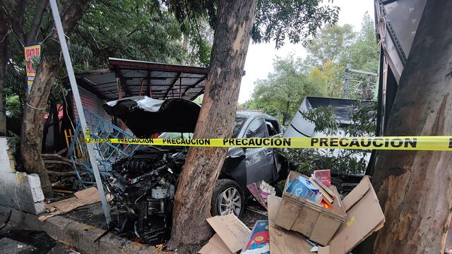 Auto choca contra puesto de periódicos en Calzada de Tlalpan