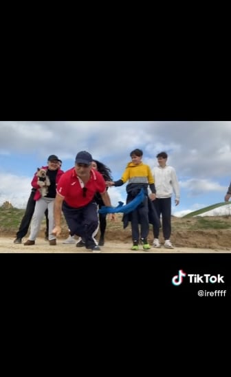 Foto familiar sale mal y termina con el abuelo pateado