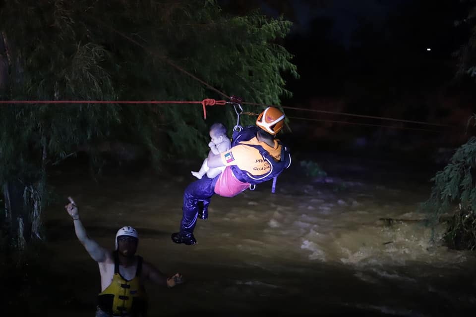 Familia rescatada del Río La Silla