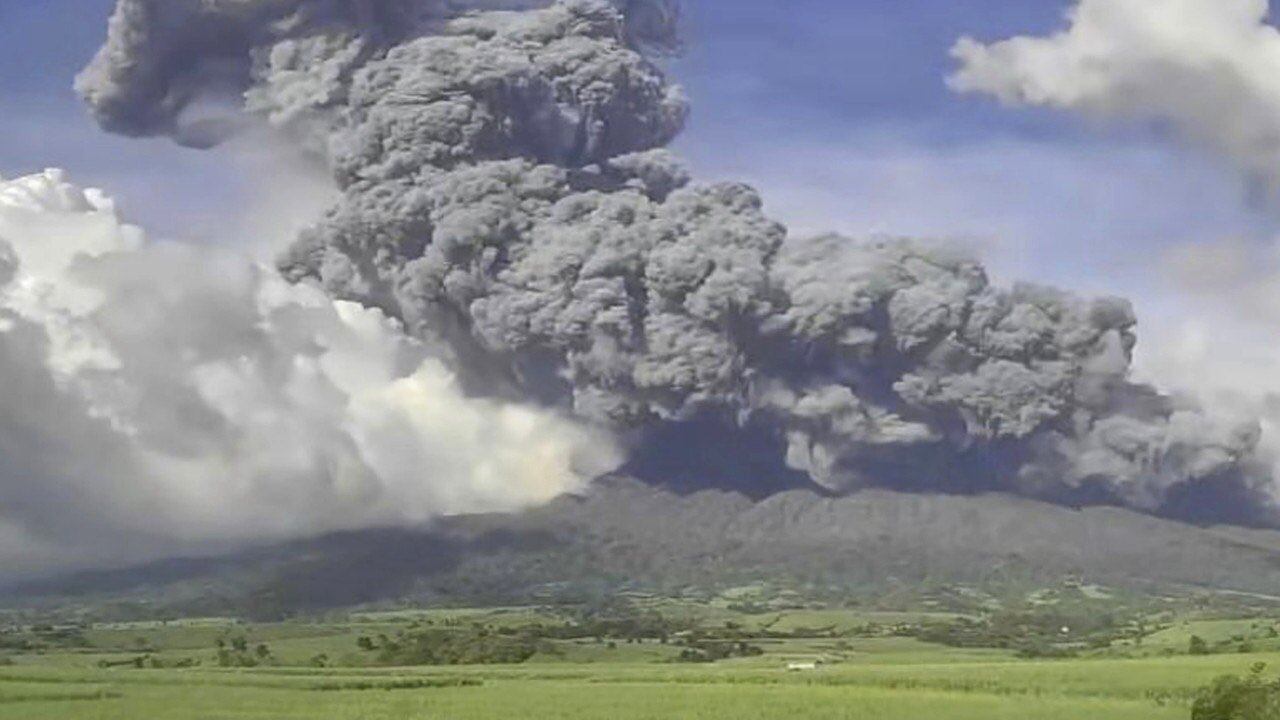 Filipinas: Volcán Kanloan hace erupción