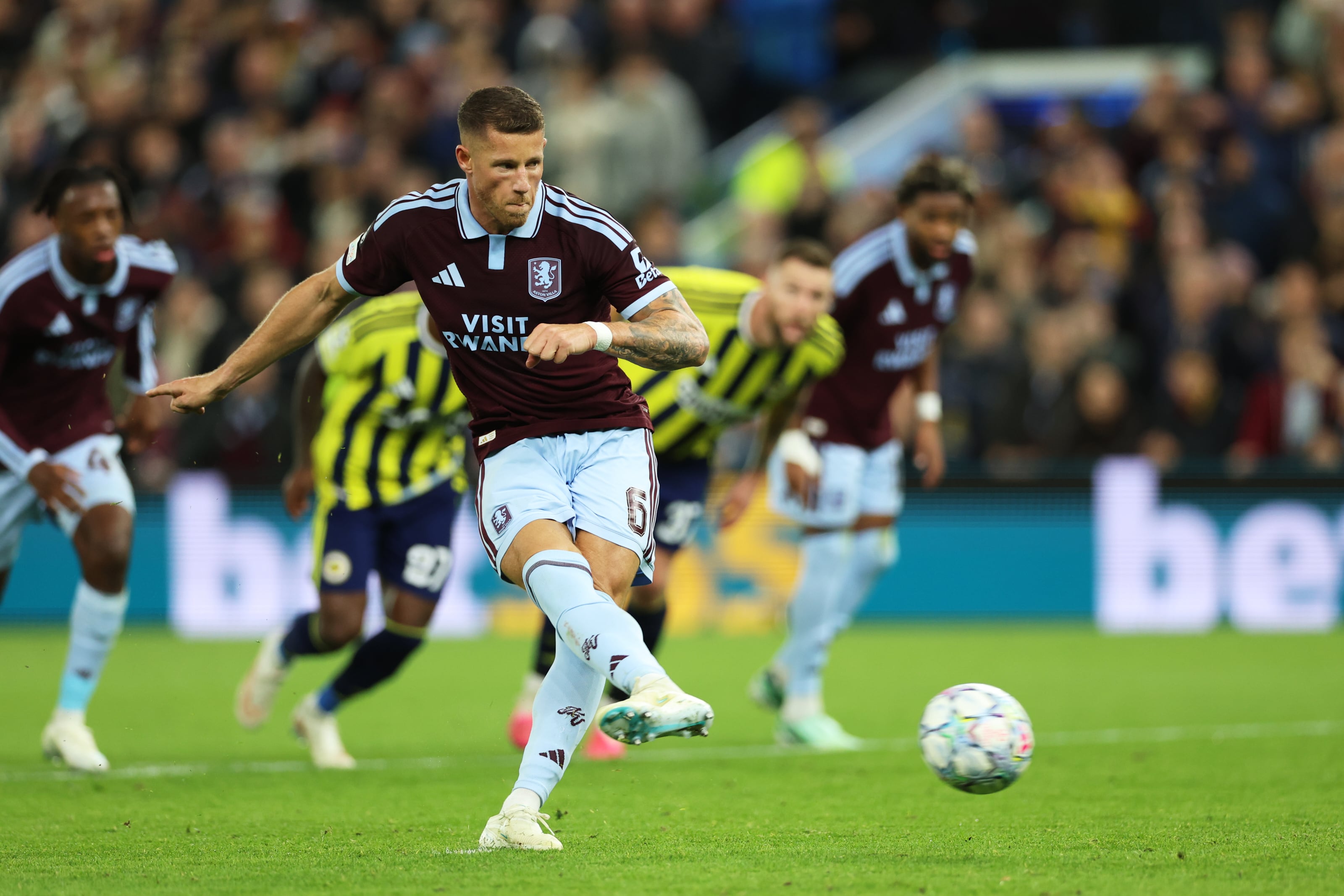 Ross Barkley marcó de penalti el cuarto gol del Aston Villa