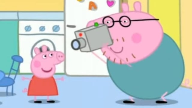 Peppa Pig y Papá Cerdito juegan con una cámara de video