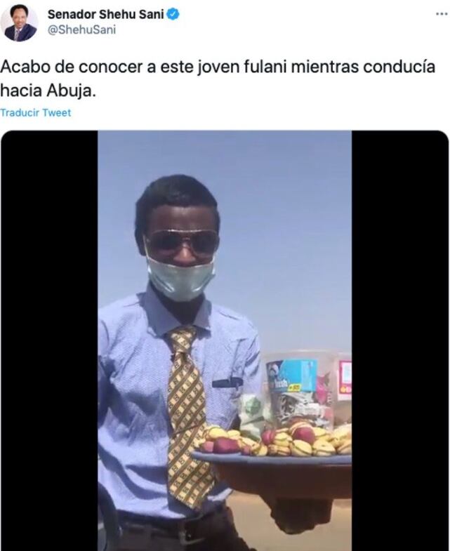Joven usa traje para vender comida