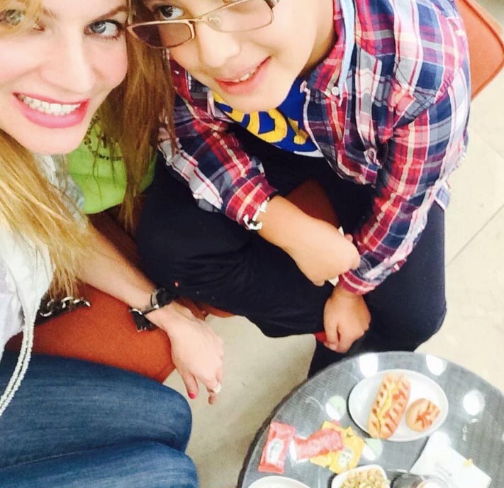 Manola Díez junto a su hijo