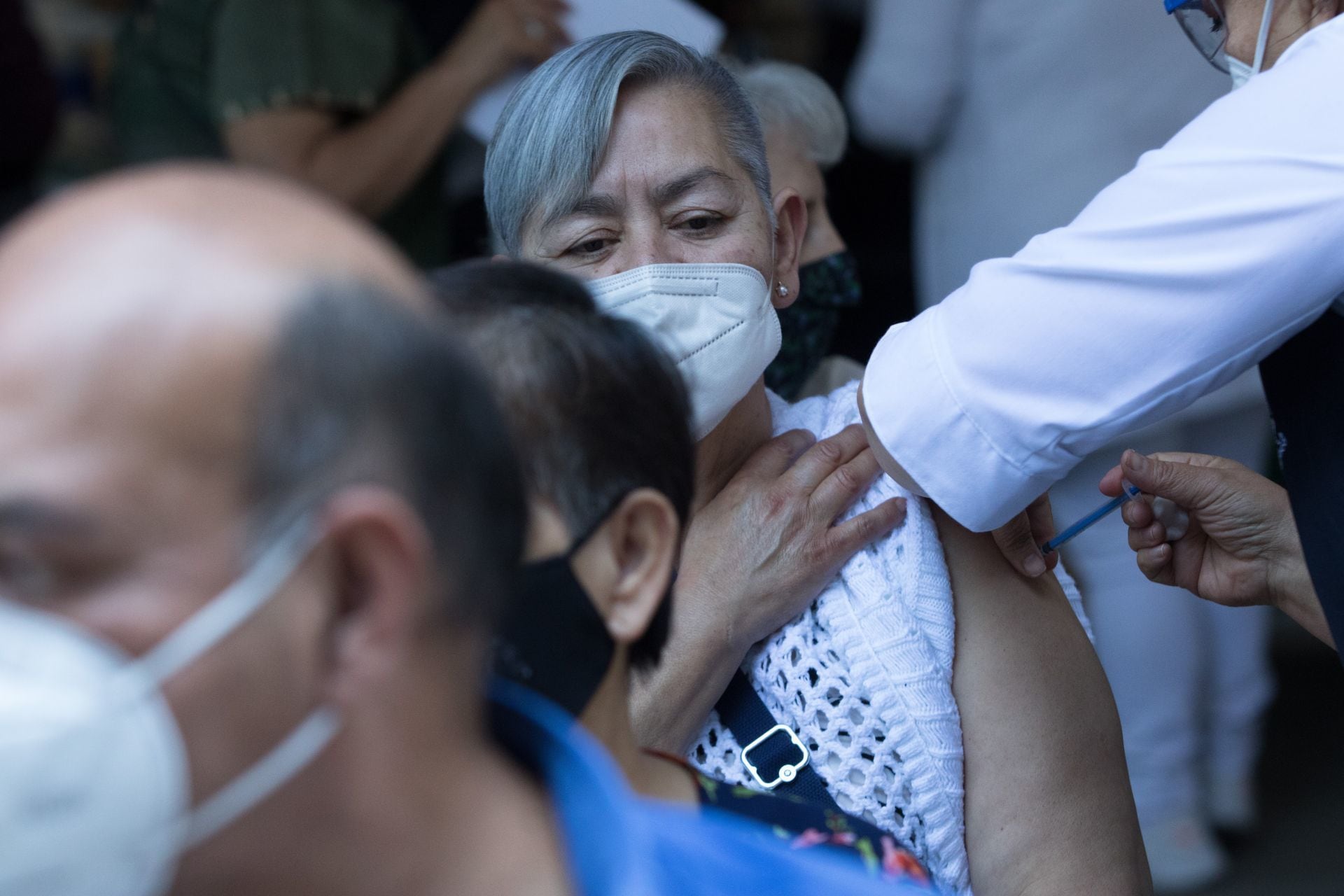 Una mujer recibe la vacuna contra el Covid-19