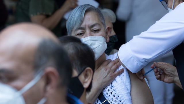 Una mujer recibe la vacuna contra el Covid-19