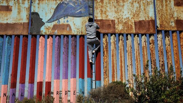 Senado de Estados Unidos impulsa Ley para cerrar frontera a migrantes