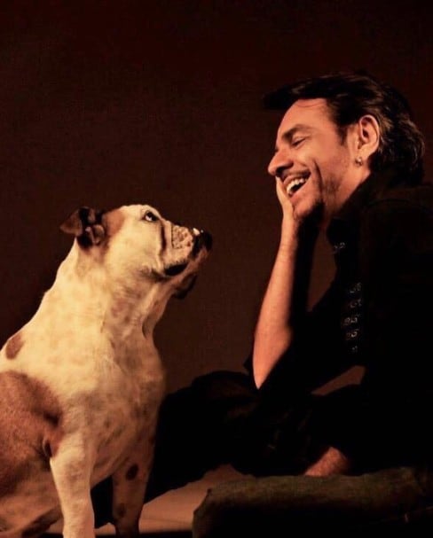 Eugenio Derbez recuerda la muerte de su perrita Fiona