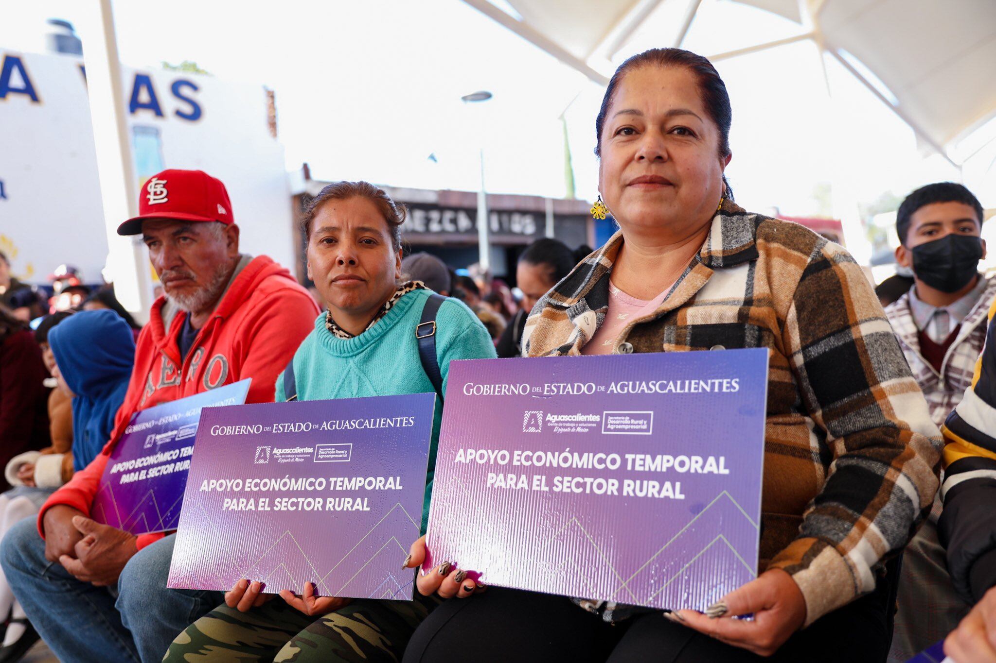 Gobernadora Tere Jiménez entrega apoyos y becas en Aguascalientes