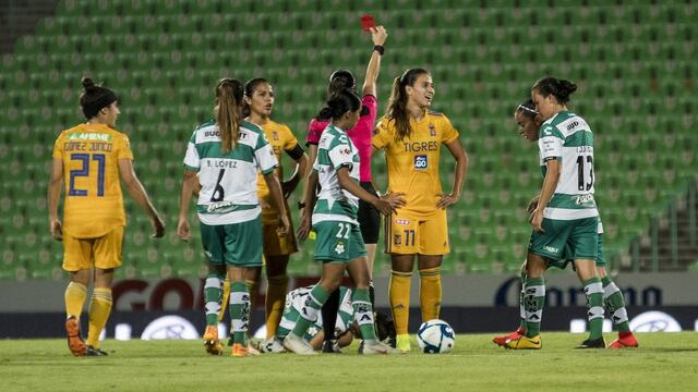 Rangel fue expulsada por doble tarjeta amarilla