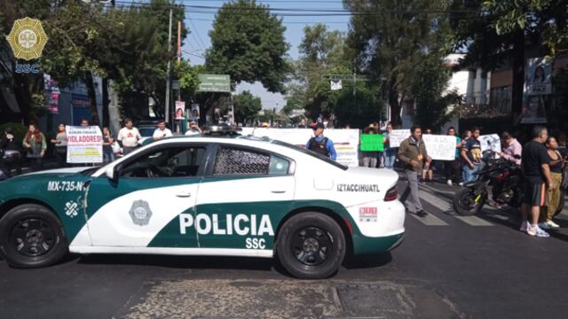 Padres de familia bloquean Eje 5 Sur en Iztacalco en la CDMX por acoso de vecinos a kínder