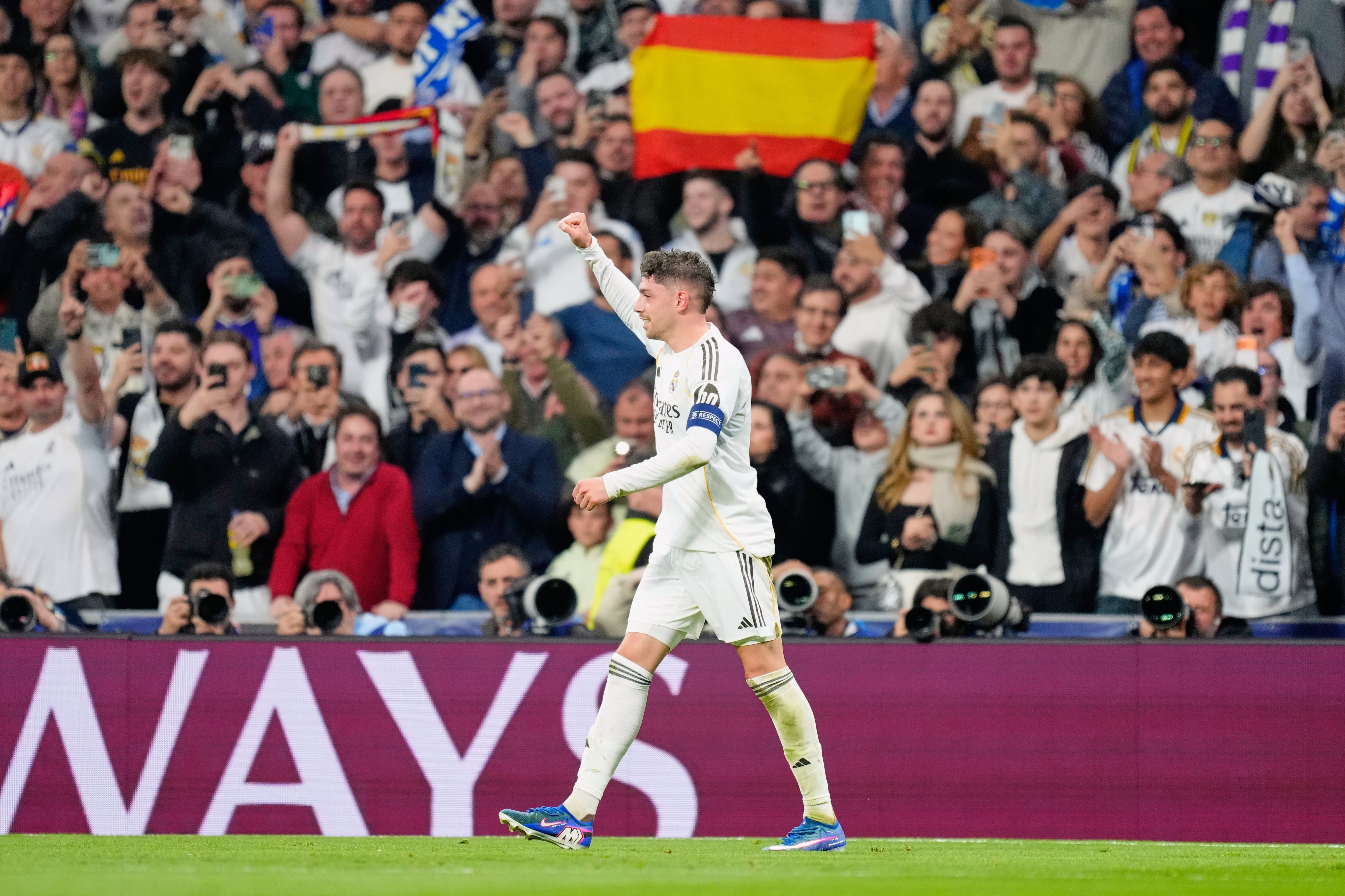 Real Madrid golea al Manchester City y pone un pie en cuartos de Champions League.