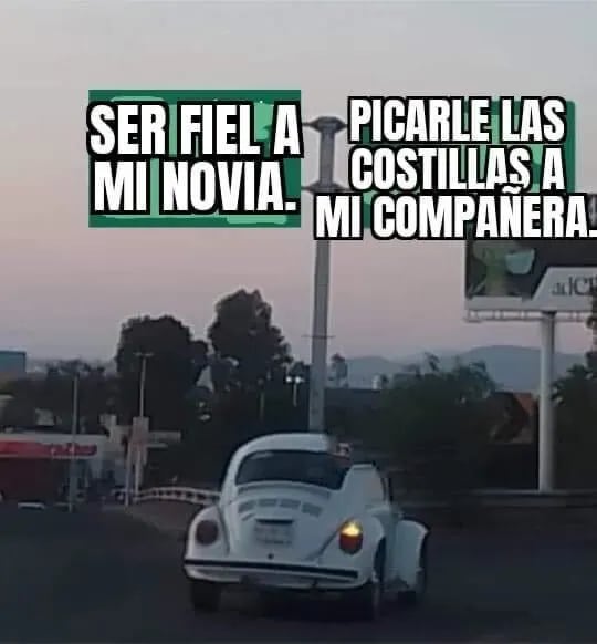 Meme de la gente que pica costillas en el trabajo