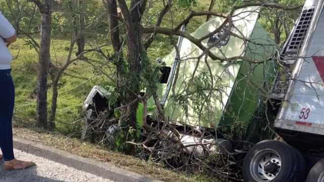 En la carretera Coatzacoalcos-Villahermosa, pobladores hicieron rapiña de un tráiler pese a que el chofer fue asesinado