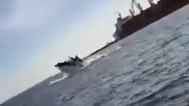 Ballena salta y cae encima de lancha