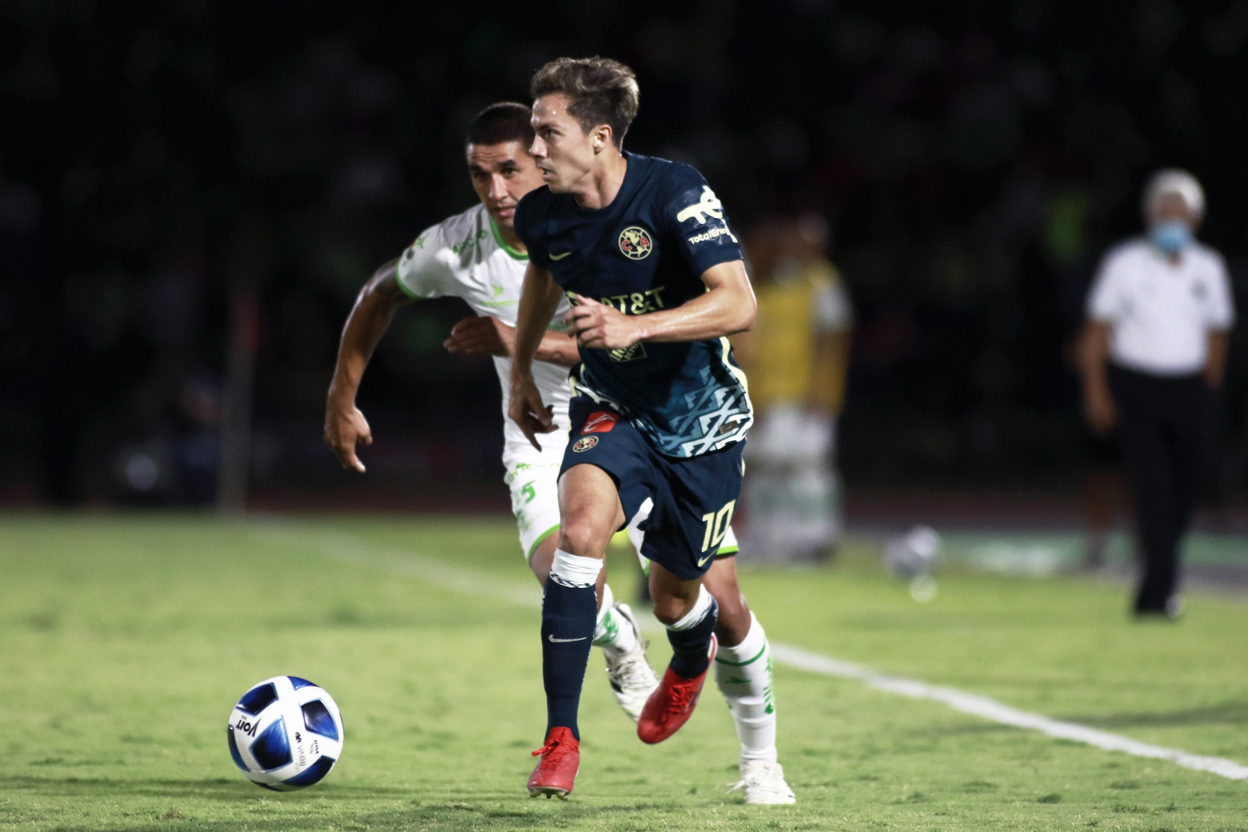 Sebastián Córdova en un partido del América