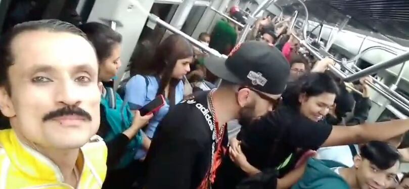 Imitador de Freddie Mercury en el Metro