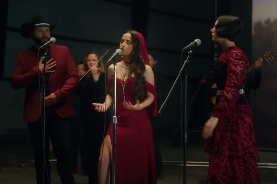 Así suena la canción de Becky G “Por el contrario” con Ángela Aguilar y Leonardo Aguilar