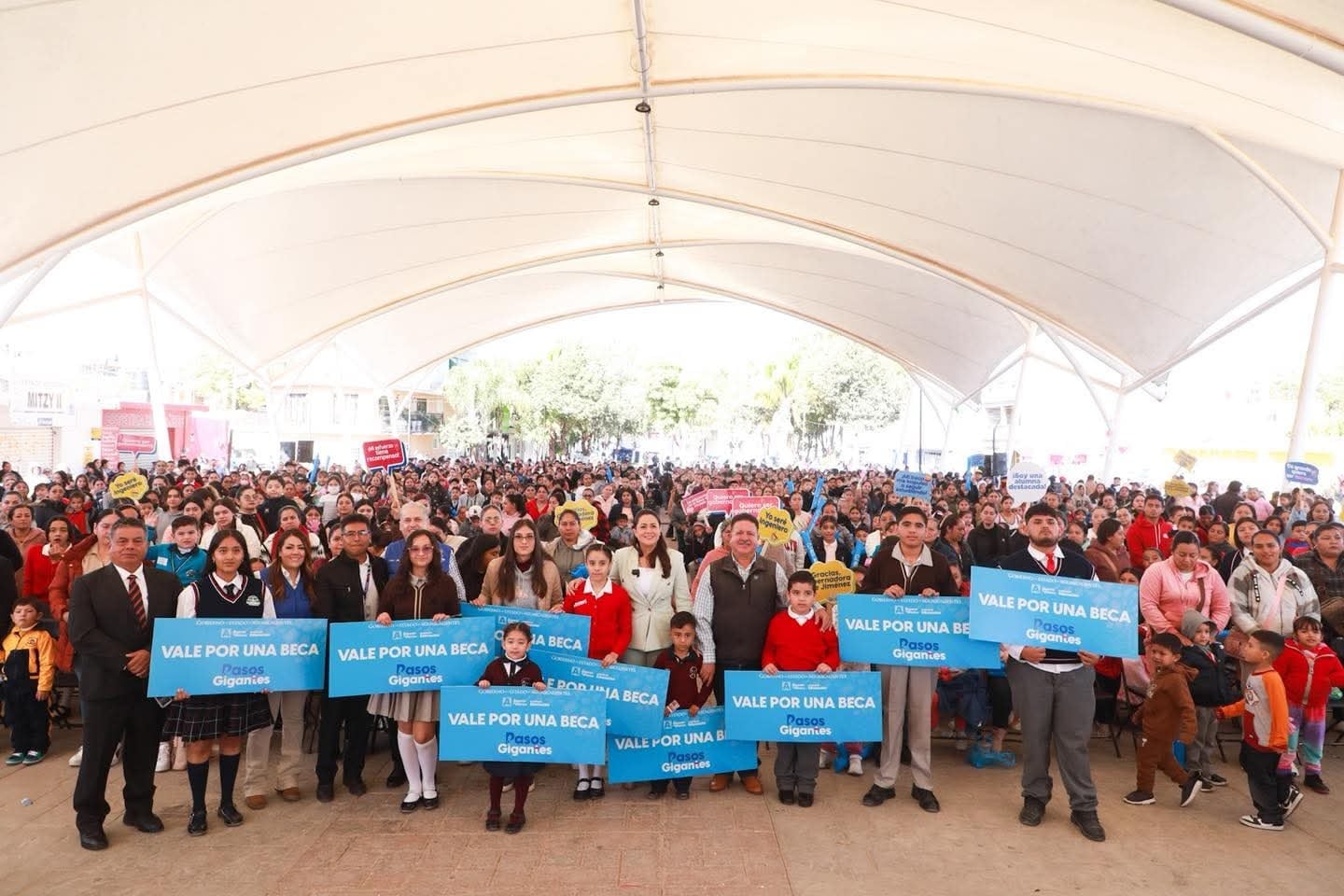 Tere Jiménez entrega 11 mil becas “Pasos Gigantes” en Aguascalientes.