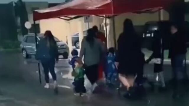 Salieron a pedir calaverita con todo y lluvia