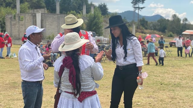 Carmen Albarrán con habitantes de Donato Guerra