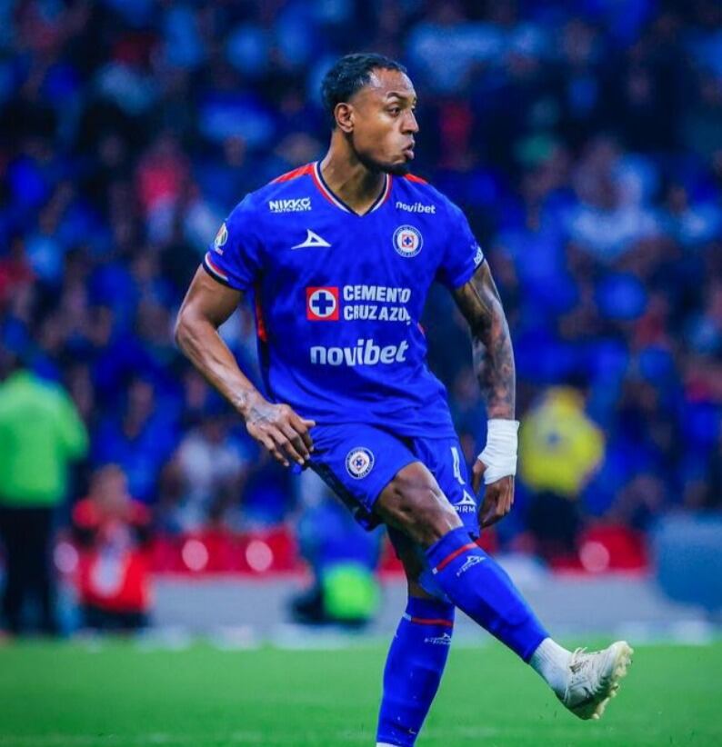 Willer Ditta, futbolista colombiano y defensa central de Cruz Azul.