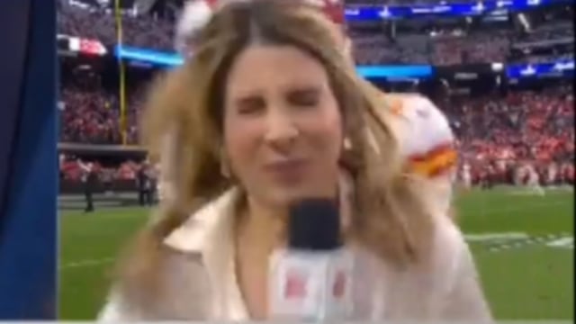 Katia Castorena fue "tacleada" por uno de los jugadores de los Kansas City Chiefs.