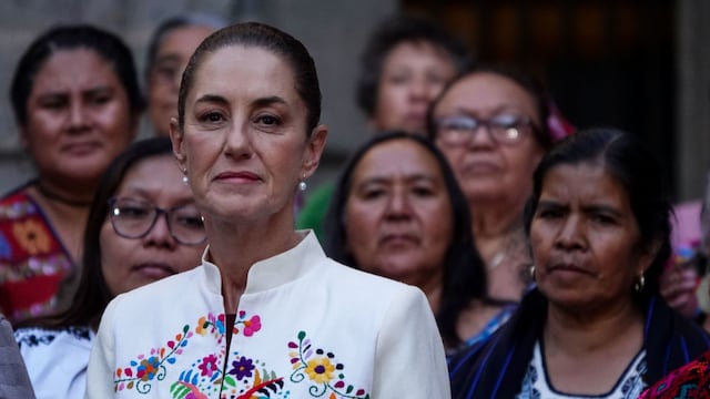 Claudia Sheinbaum, presidenta de México, encabezó el anuncio del Original Encuentro de Arte Textil Mexicano en el patio central del Palacio Nacional