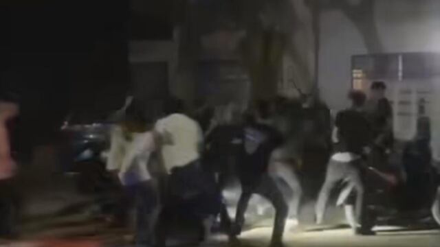 Video; graban otra brutal golpiza de grupo de jóvenes