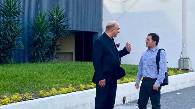 Adrián Torres, saliendo de la FGJ-NL tras siete horas de comparecencia.