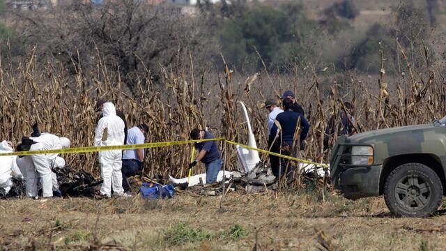 Peritos en Puebla por caída de helicóptero.