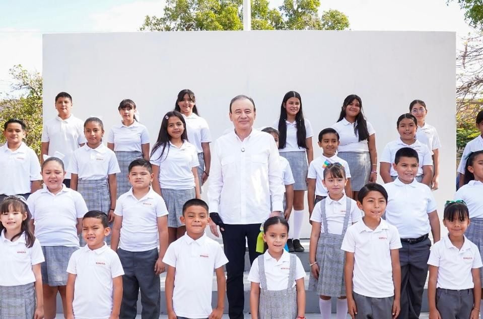 Alfonso Durazo cumple con entrega de más de 440 mil uniformes gratuitos