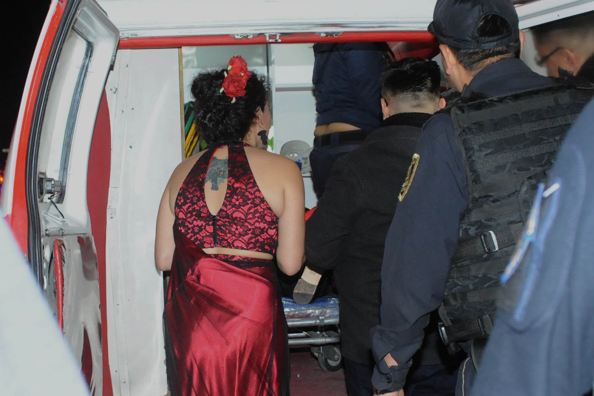 Con todo y atuendo de gala los graduados tuvieron que ser trasladados a un hospital.