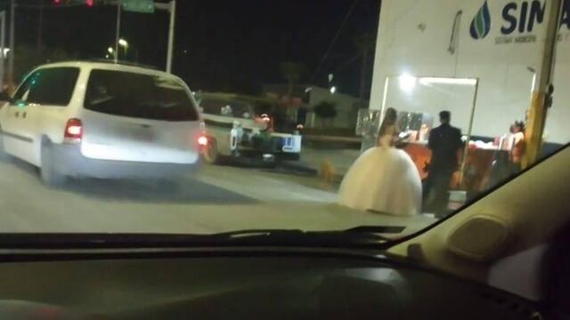 Recién casados comen tacos de tripa