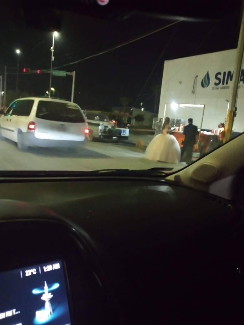 Recién casados comen tacos de tripa