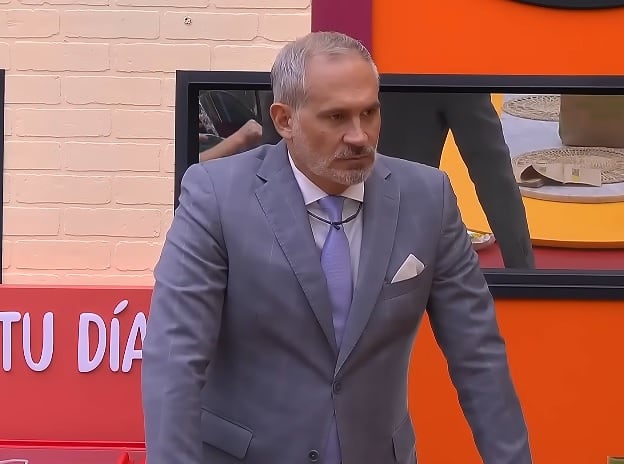 Arath de la Torre escucha las amenazas de Adrián Marcelo en La Casa de los Famosos 2024.