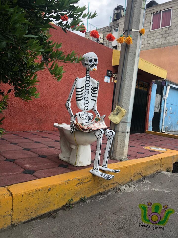 Calaca en la calle Francisco Santiago Borraz en Tláhuac