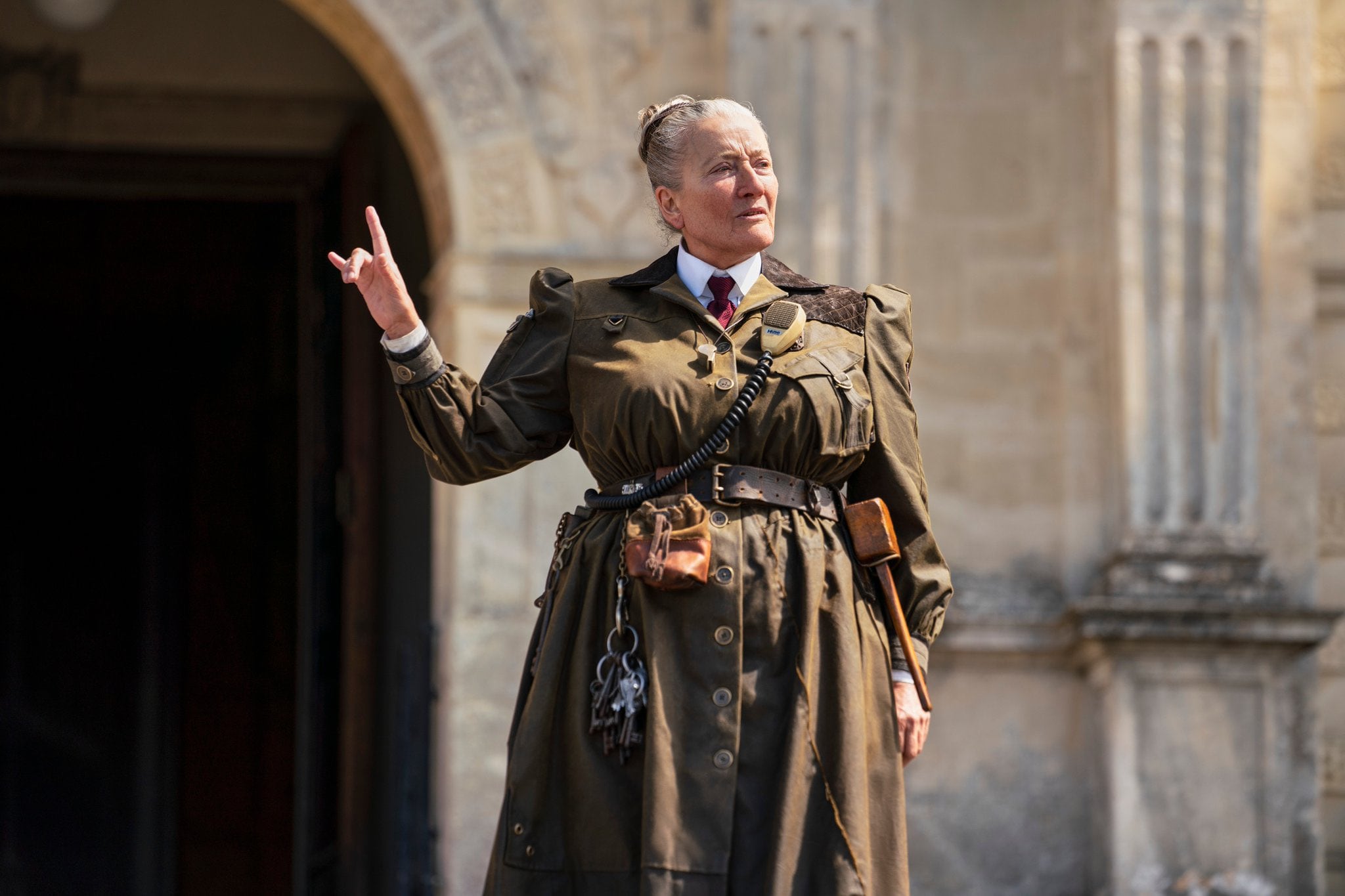 Emma Thompson comop Tronchatoro en 'Matilda, el musical' de Netflix