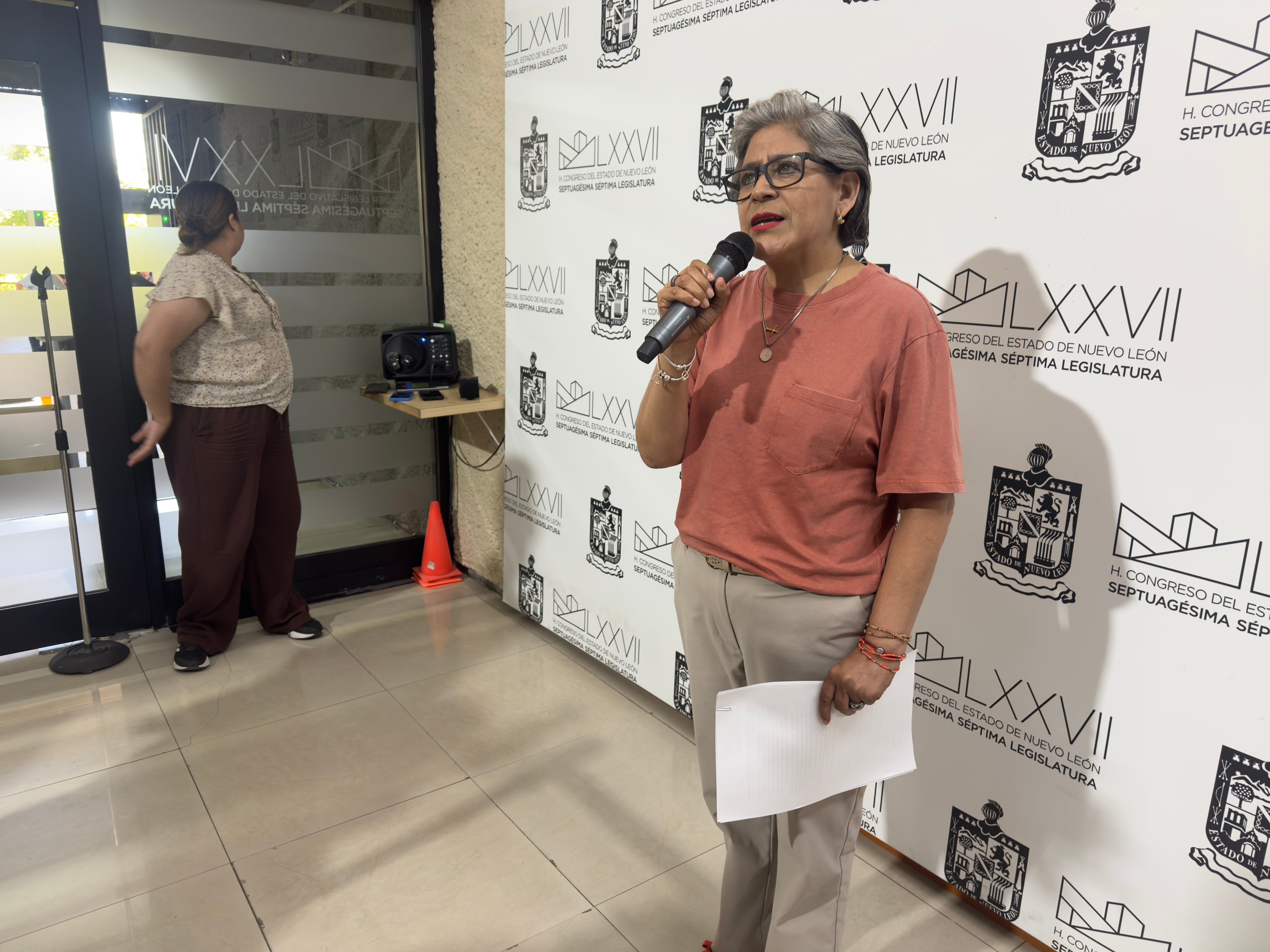 Sandra Pámanes entrega pruebas para descalificar juicio político contra Samuel García.