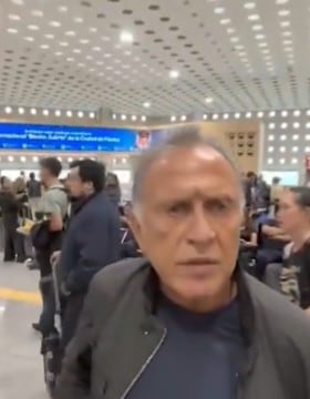 Miguel Ángel Yunes Linares recibe reclamos de “traidor” en el AICM