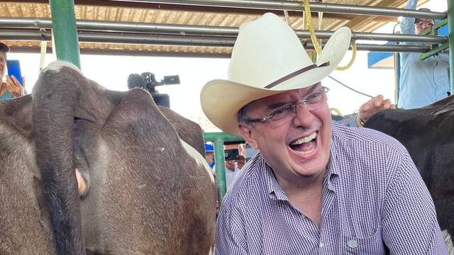 Marcelo Ebrard ordeña una vaca