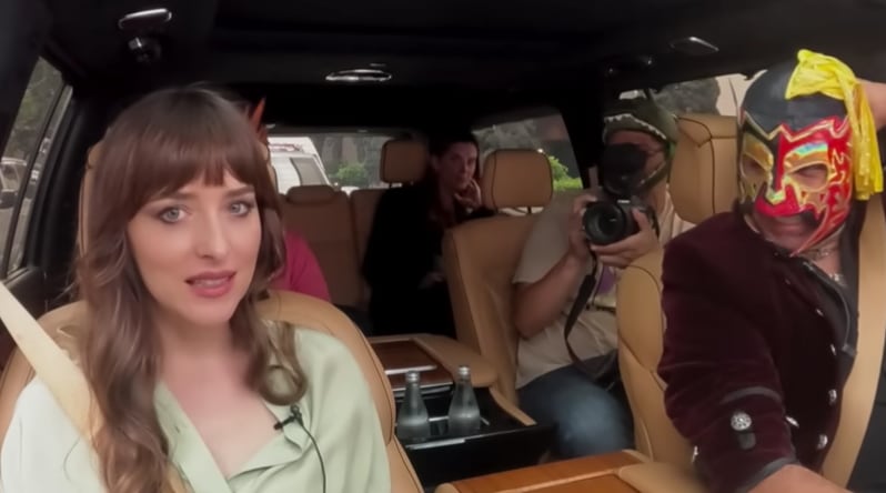 Dakota Johnson saca su lado más humilde hablando frases de "barrio" con el Escorpión Dorado